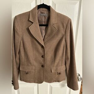 Liz Claiborne blazer
Khaki in color
Size 8